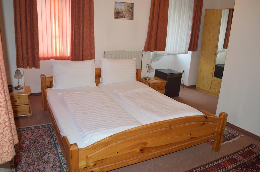 Hotel Pension Walzerstadt Виена Стая снимка
