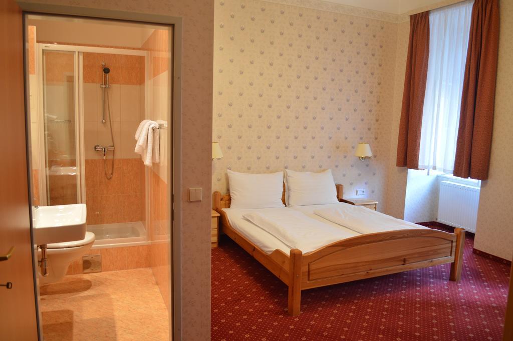 Hotel Pension Walzerstadt Виена Стая снимка