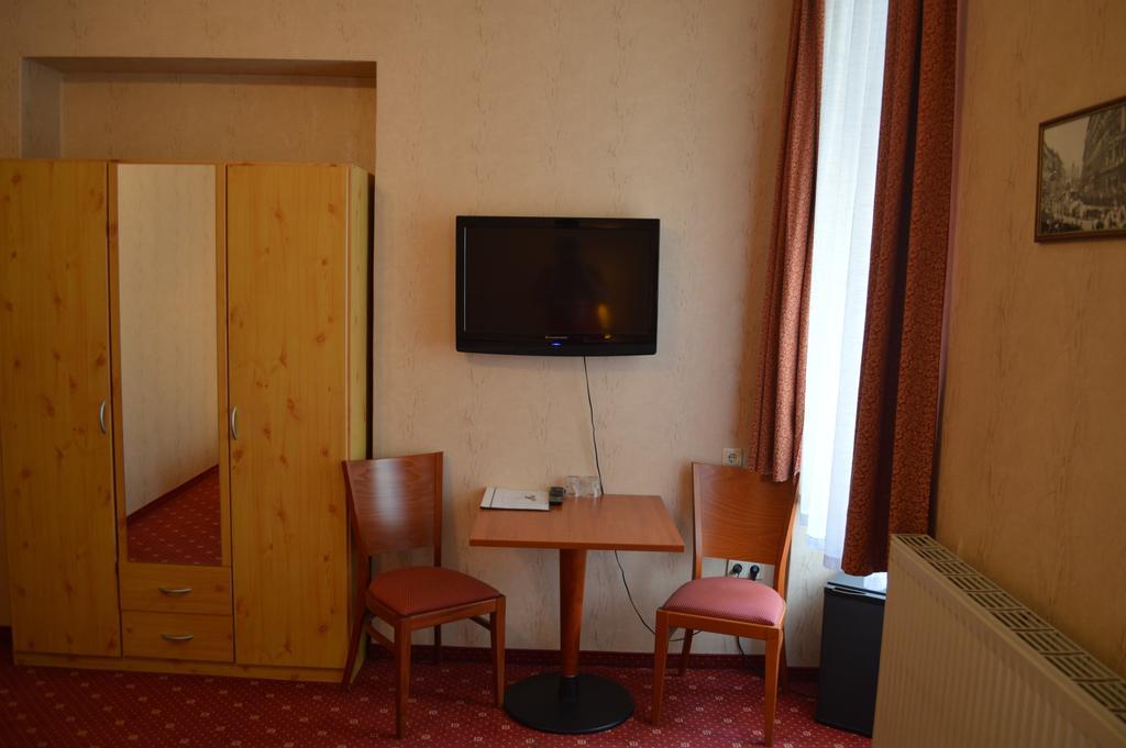 Hotel Pension Walzerstadt Виена Екстериор снимка