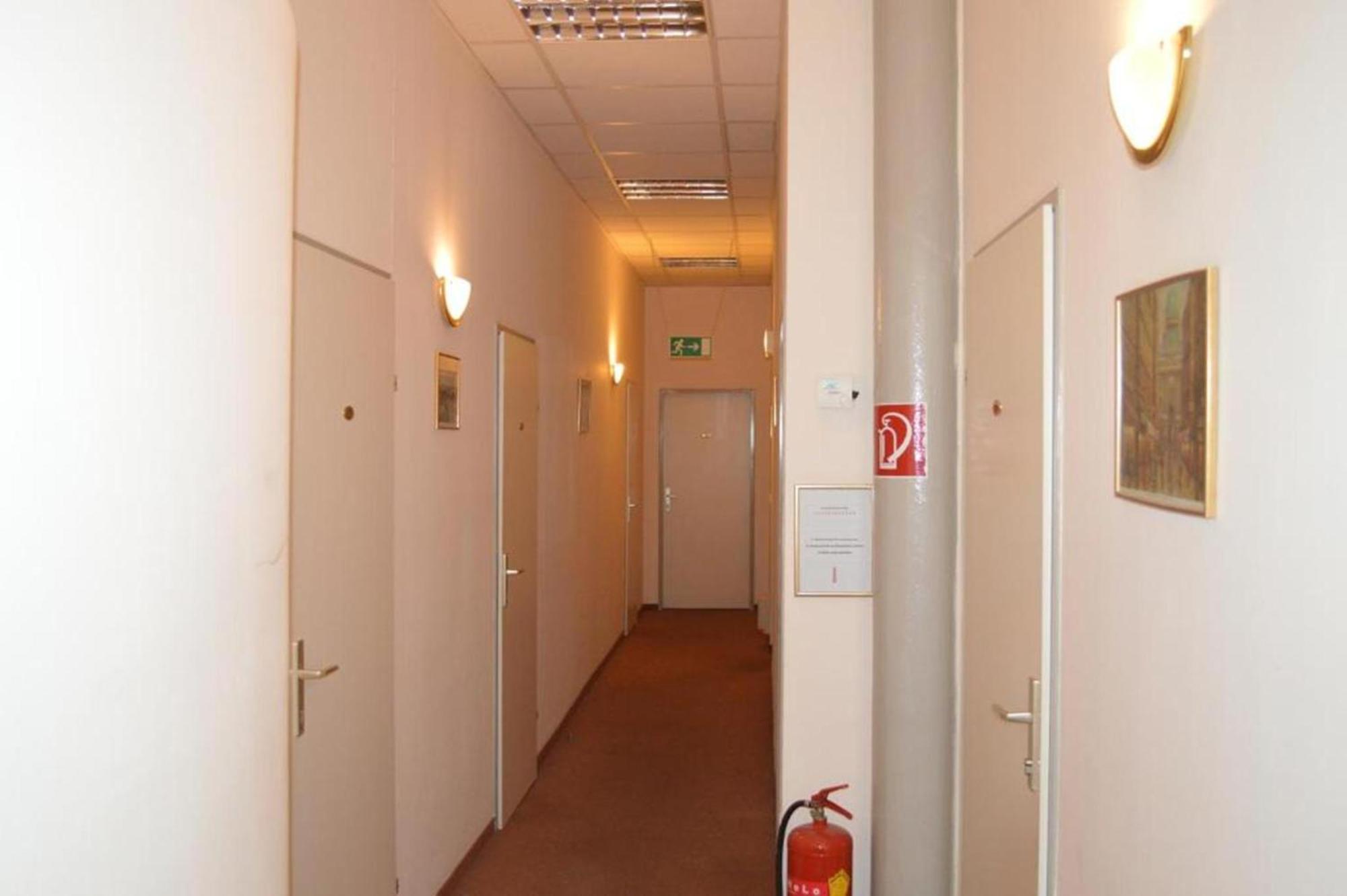 Hotel Pension Walzerstadt Виена Екстериор снимка